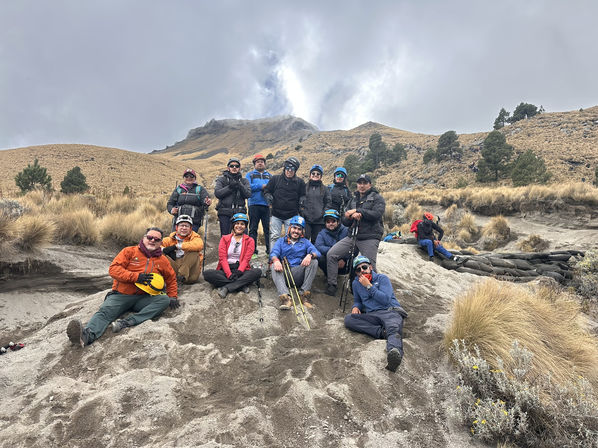 Ascenso de trekking con paisaje de alta montaña