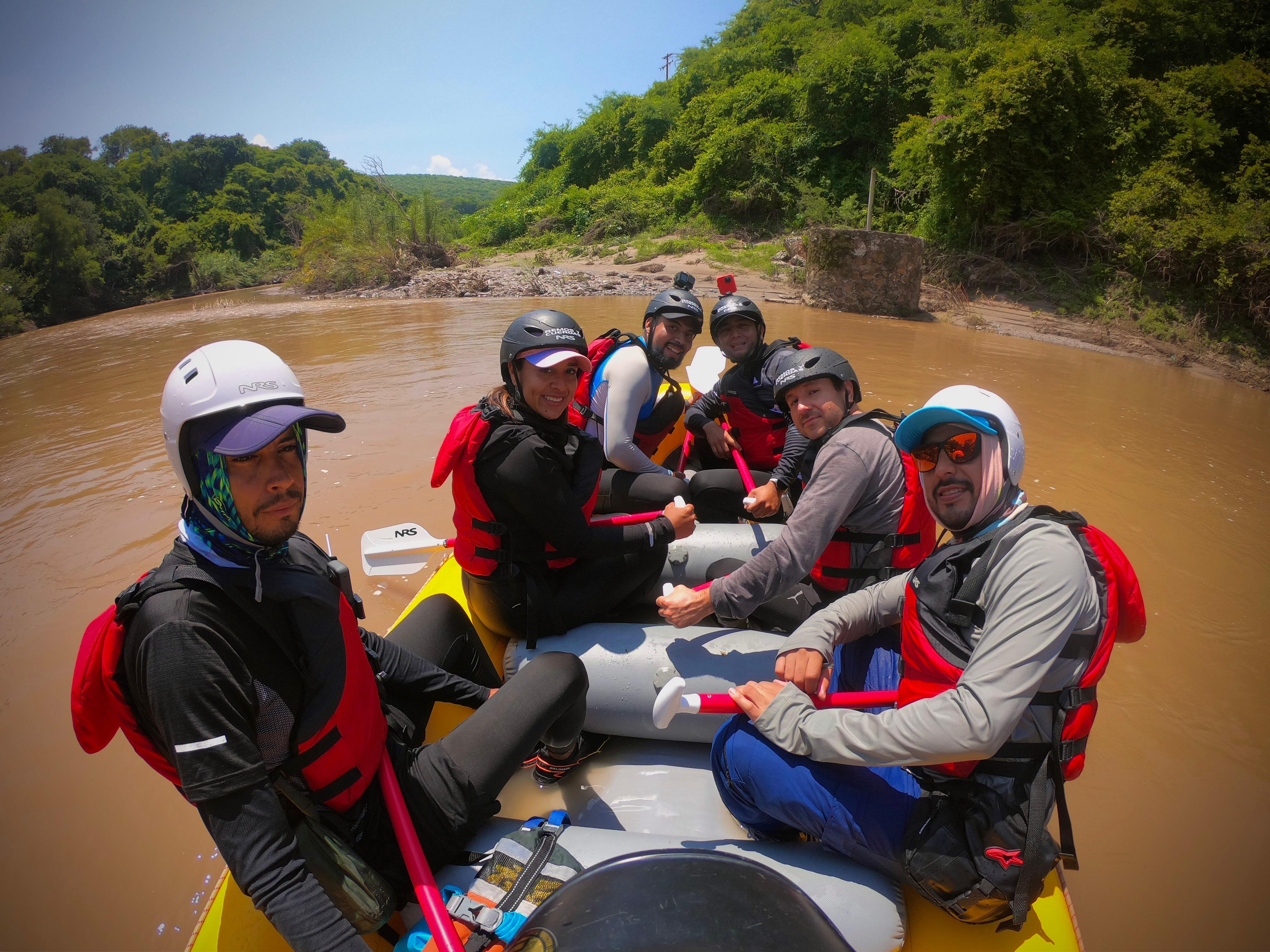 Rafting en río serrano con guía especializado